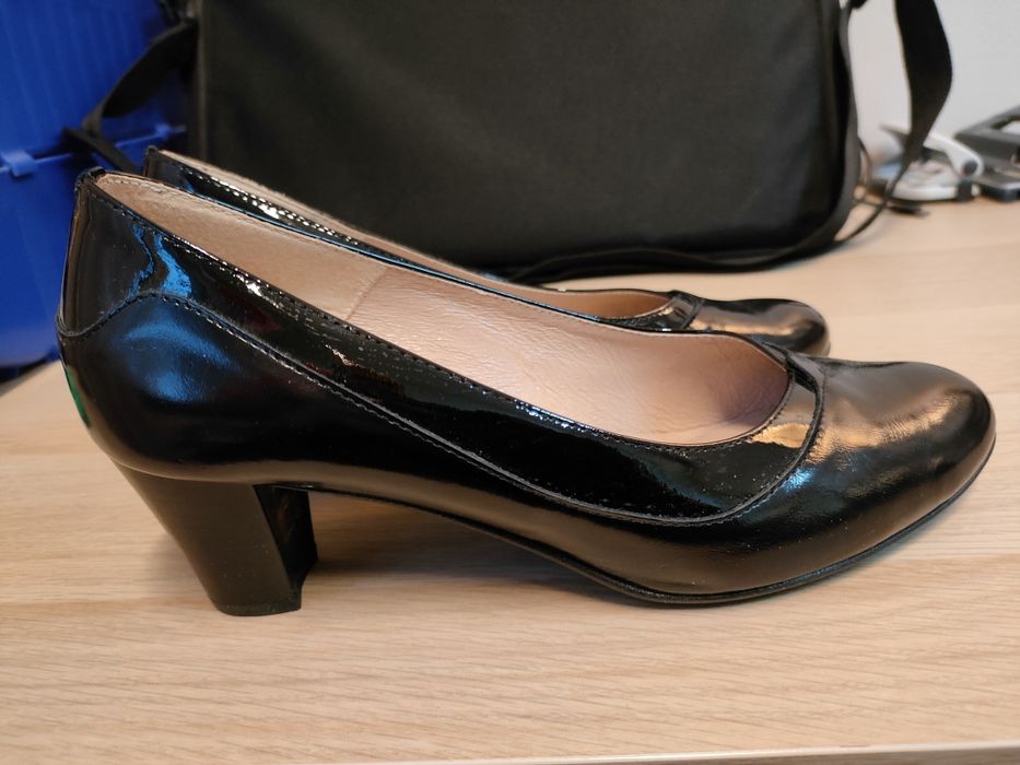 Buty lakierowane na słupku