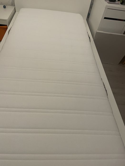 Cama 90X190 malm ikea + estrado + gavetas p/arrumacao.  Exclui colchao