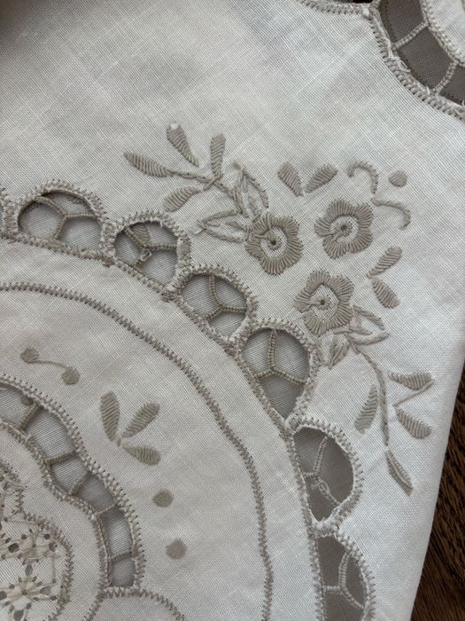 Toalha de mesa mistura de linho e algodão ricamente bordada com flores e com bordado richelieu