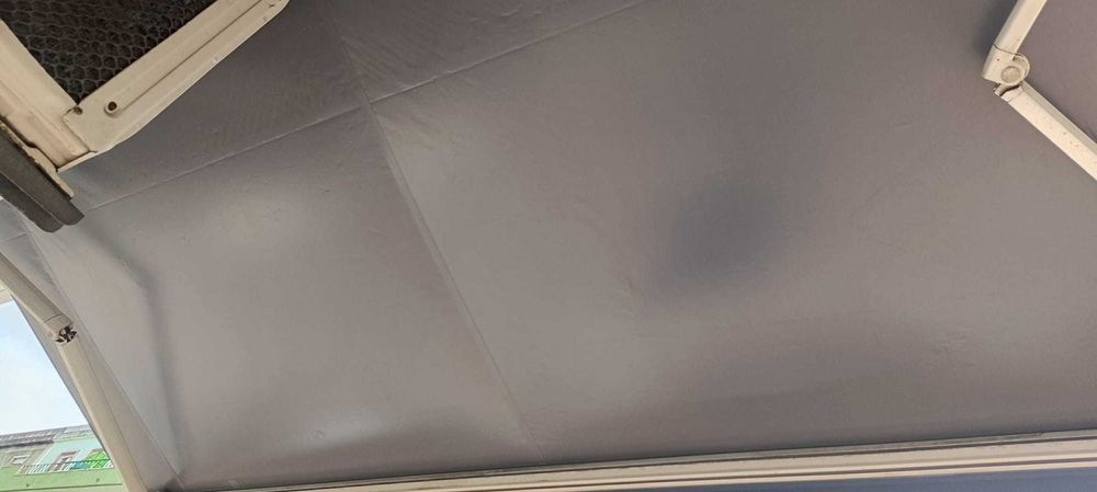 Toldos quase novos com estrutura completa – Amadora