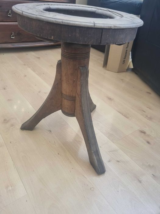 Zabytkowy stołek do fortepianu.