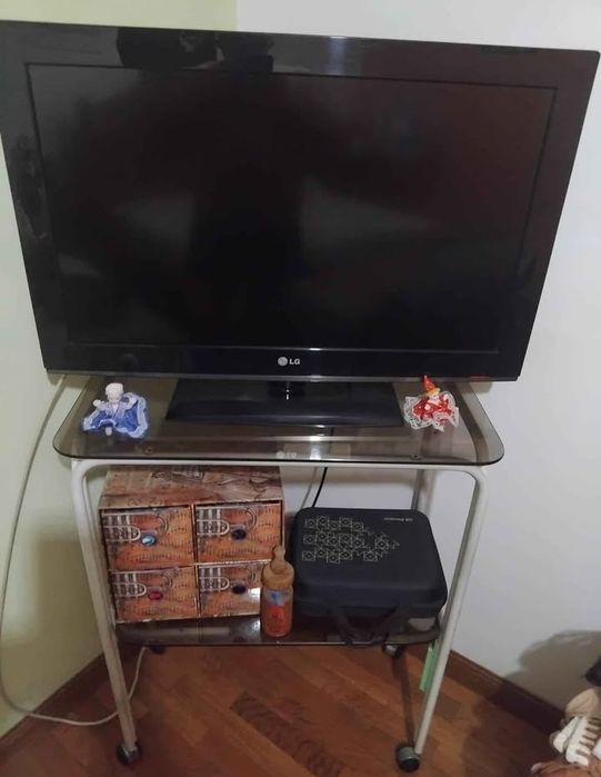 Vendo televisão com mesa incluída