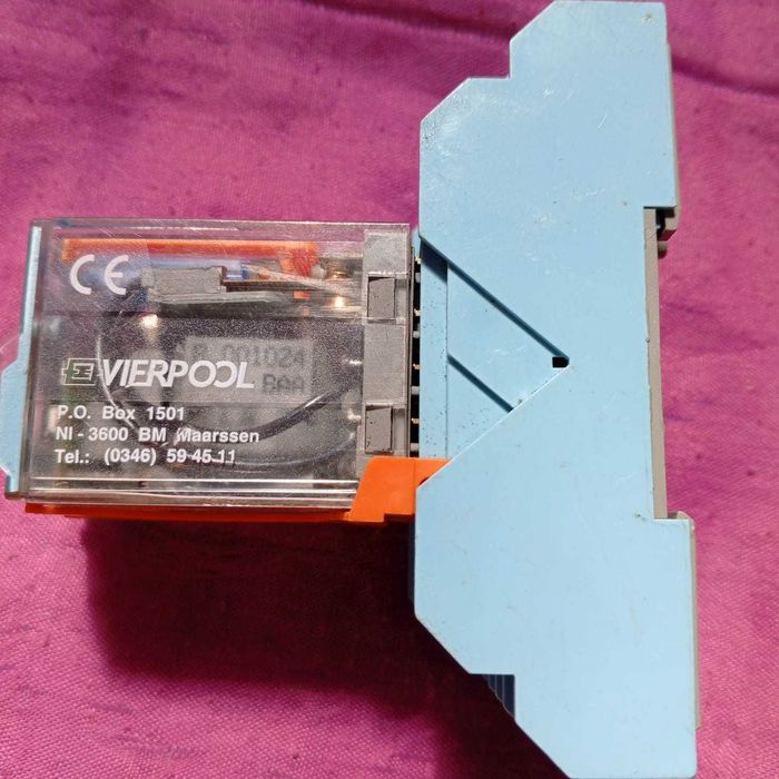 Relé de fecho para comandos elétricos