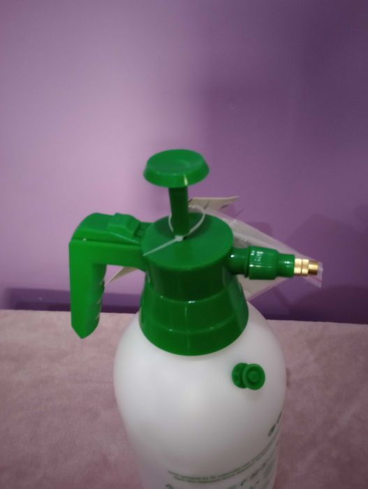 Opryskiwacz ciśnieniowy z pompką 2L