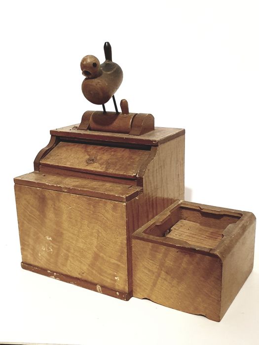 Antiga caixa cigarreira mecânica em madeira para restauro