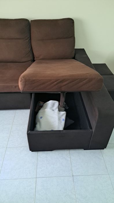 Sofá com chaise longue e pufs