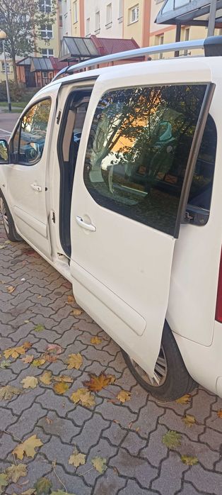 samochod osobowy peugeot