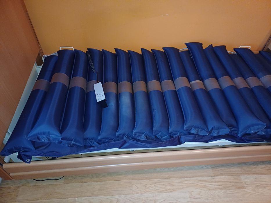 Łóżko rehabilitacyjne z materacem