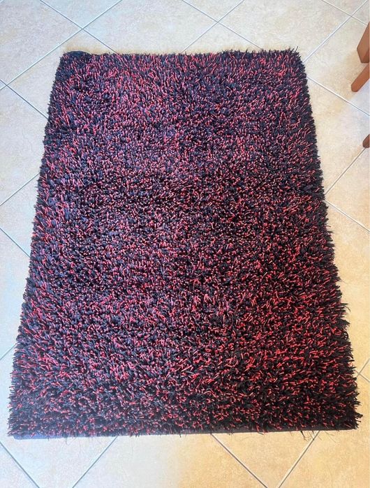 Conjunto de 2 Carpetes Shaggy (Preto e Vermelho)