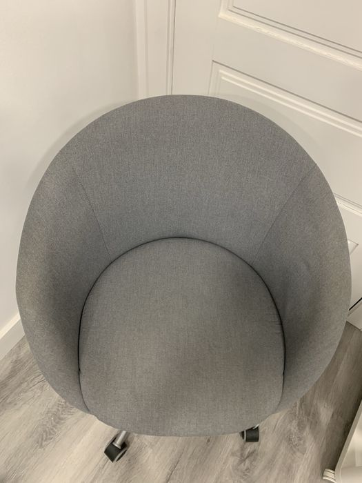 Cadeira Ikea de cor cinza