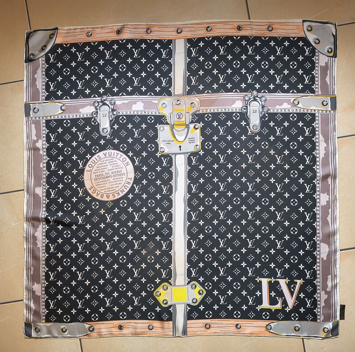 Apaszka LOUIS VUITTON Monogram Confidential Trunks Bags kufer 100% jedwab 85 x 85 cm