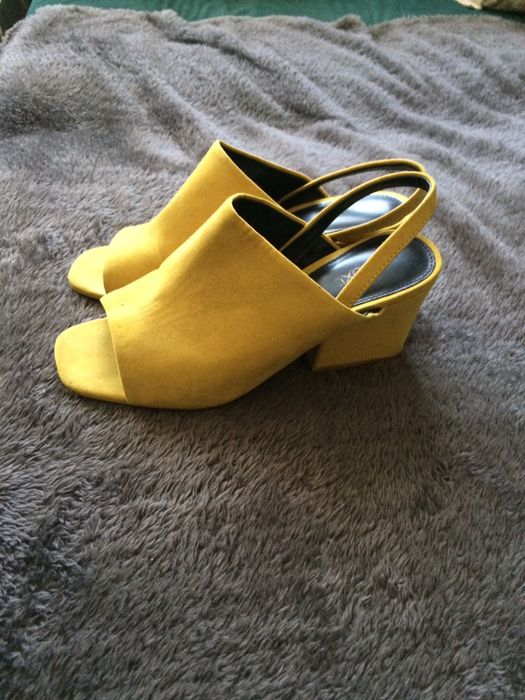 Miodowe sandały na słupku 37, tanio