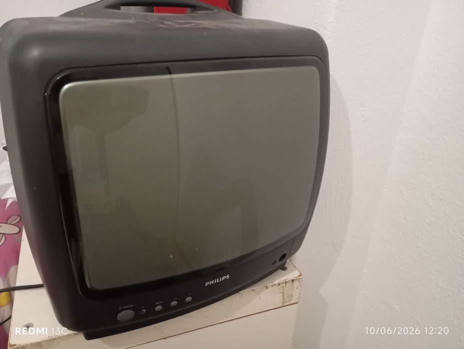 Televisão pequena com suporte de parede