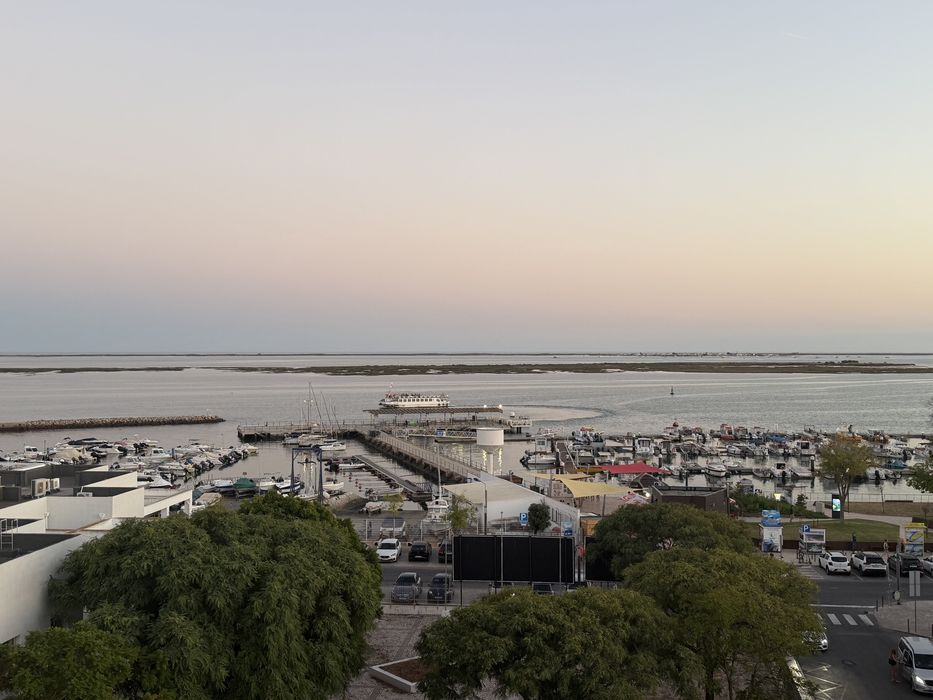 T3 Mobilado com Terraço Privativo de 20 m² e Vista Mar – Baixa de Olhão