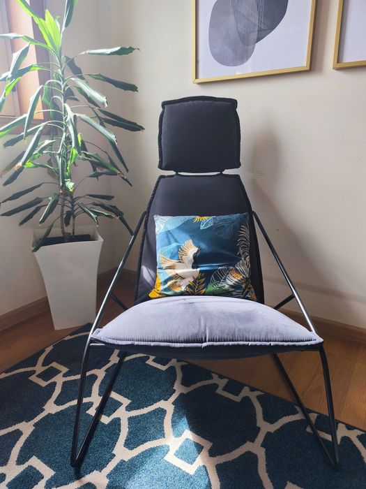 Cadeira com encosto alto