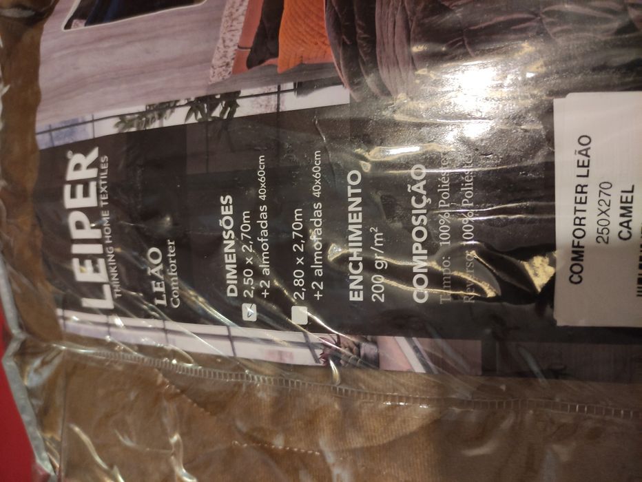 Colcha como nova ( 2,50 x 2,70 )  +   2 almofdas ( cama casal )