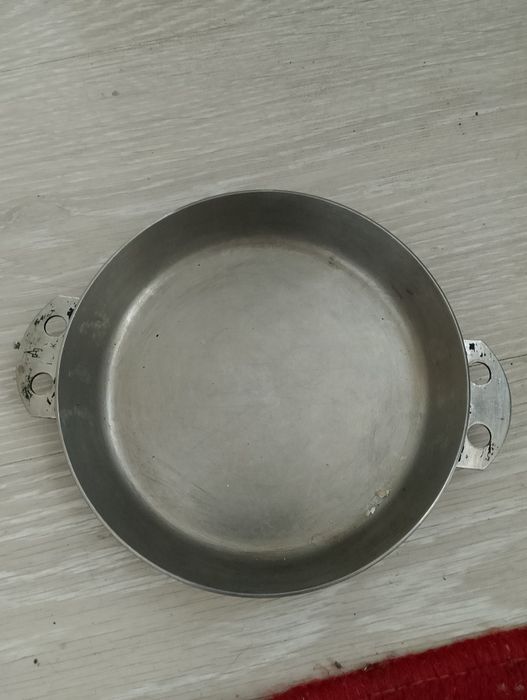 Сковороди діаметр 22 та 20 см.