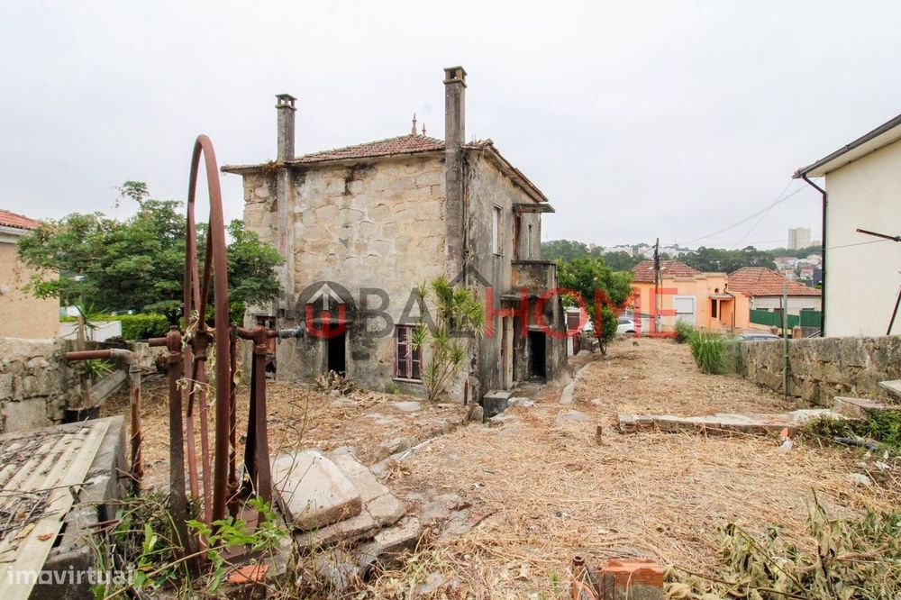 Moradia para Recuperar com Terreno de 455m²