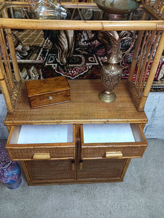 Móvel em bambu, exemplar estado.
Muito  versátil e com um design desigual. Medidas em foto no anúncio.
Intervenção de restauro