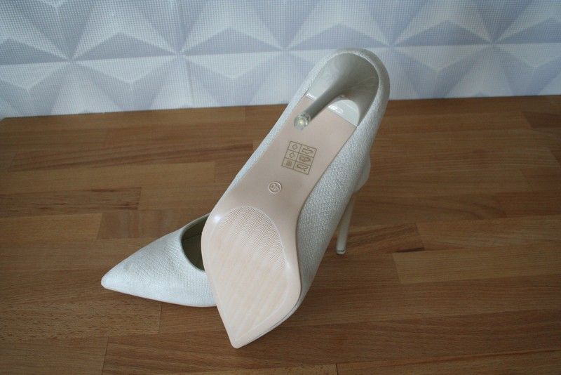 Nowe kremowe szpilki