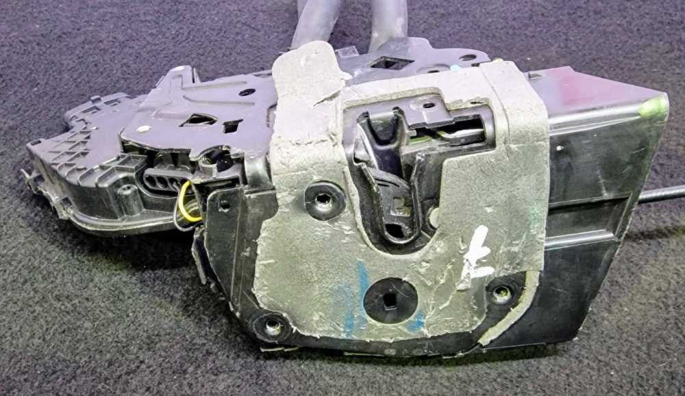 Fechadura / Fecho Porta Trás Direito 938828-102 - LAND ROVER RANGE ROVER IV