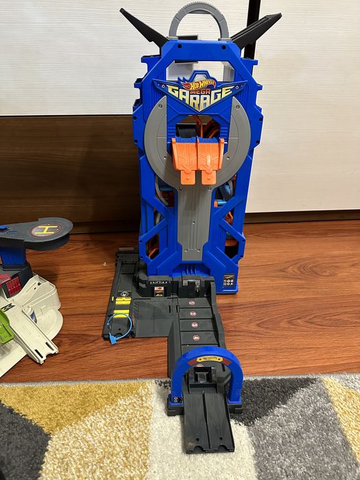 Rajdowy garaż z parkingiem hot wheels