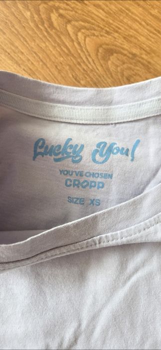Damski T-shirt w lawendowym kolorze z krótkim rękawem – casualowy styl