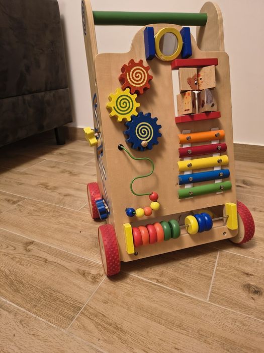 Jeździk drewniany do nauki chodzenia