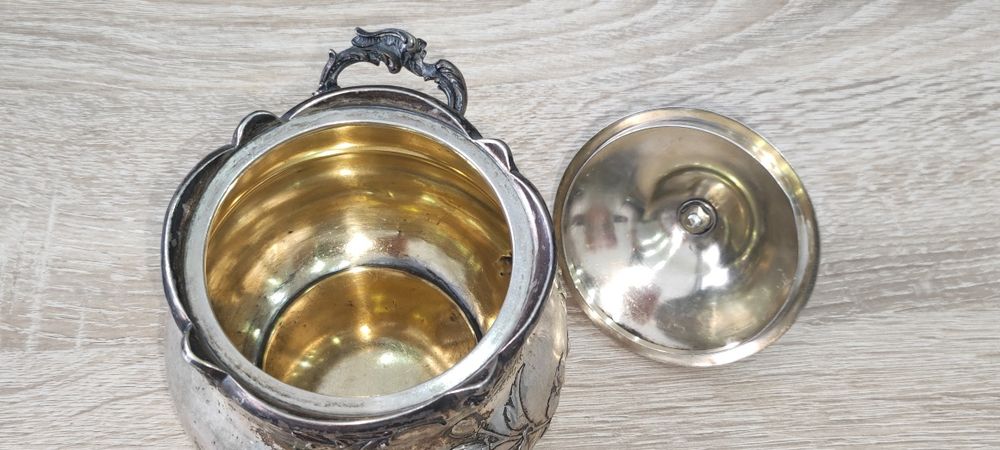 Zabytkowa bogato zdobiona cukiernica wykonana ze srebra próby 800