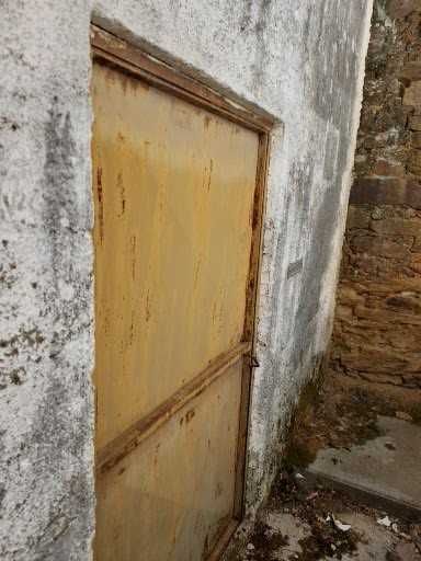 Ruina em pedra na Aldeia.