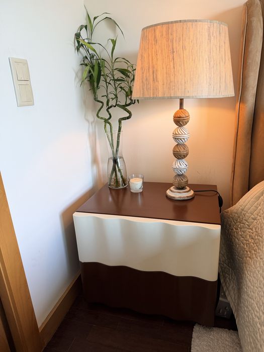 Mobília de quarto completa – cama, 2 mesas