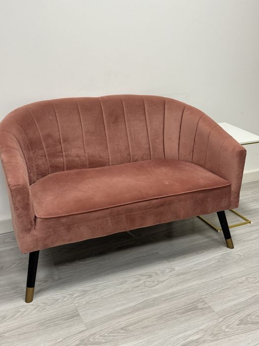 Stylowa sofa / kanapa welurowa – kolor pudrowy róż