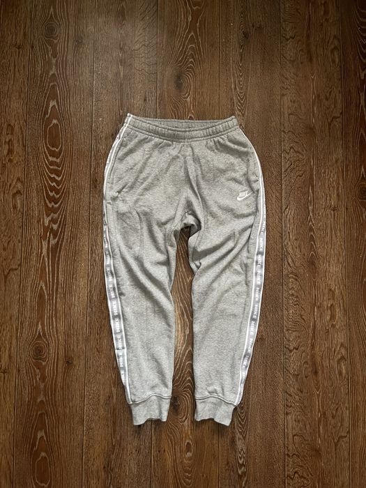 Сірі спортивні штани Nike