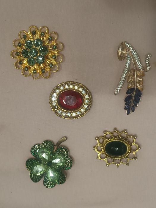 Pregadeiras/ alfinetes de peito