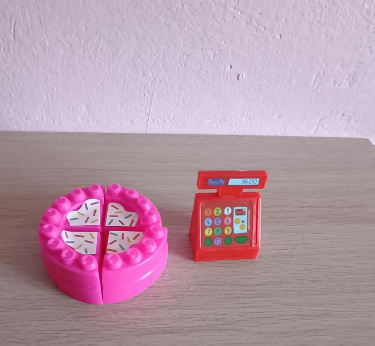 Akcesoria do domku lalek: kasa fiskalna, tort