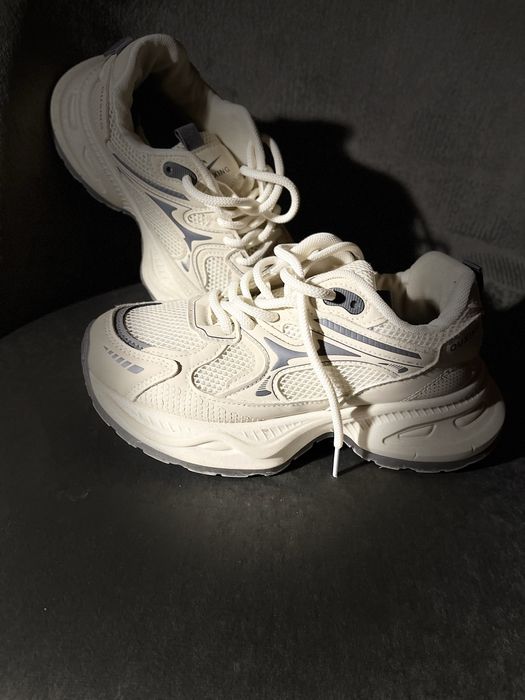 Кросівки жіночі.