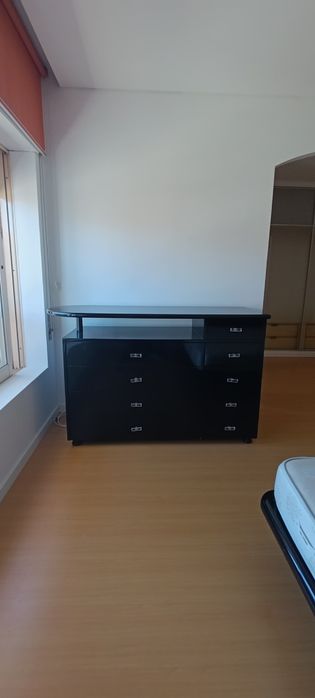 Cómoda elegante em preto