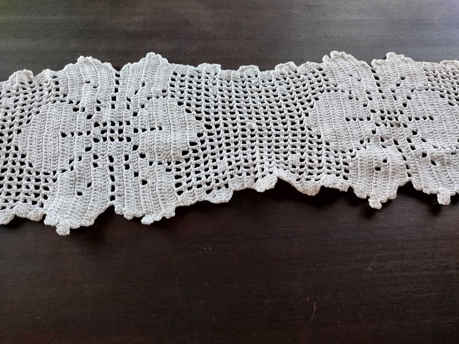 Uma toalha retangulares de mesa em crochê