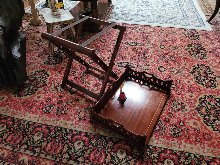 Mesa de apoio em madeira com tabuleiro amovível- ó