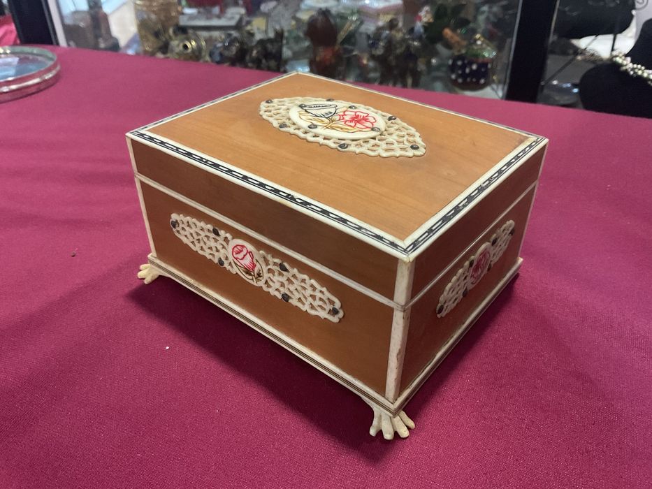 Caixa joias trabalho inlaid em osso ,mad,sândalo 12x09x07 cm