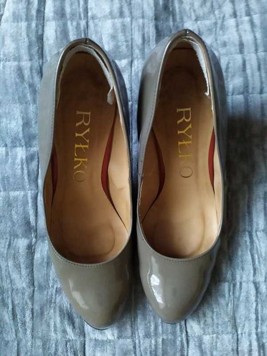 Lakierowane czółenka Ryłko 39