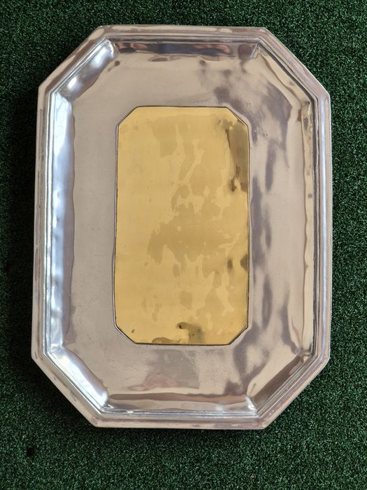 Bandeja octagonal em metal 53x39 e par de castiçais de 19cm