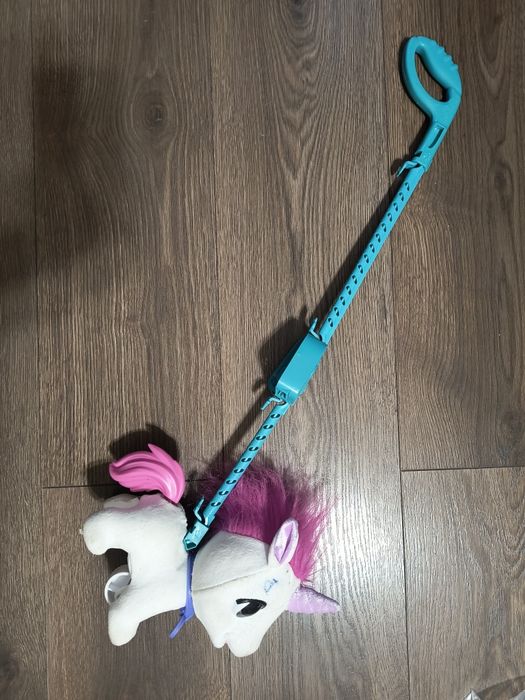 FurReal jednorożec na smyczy