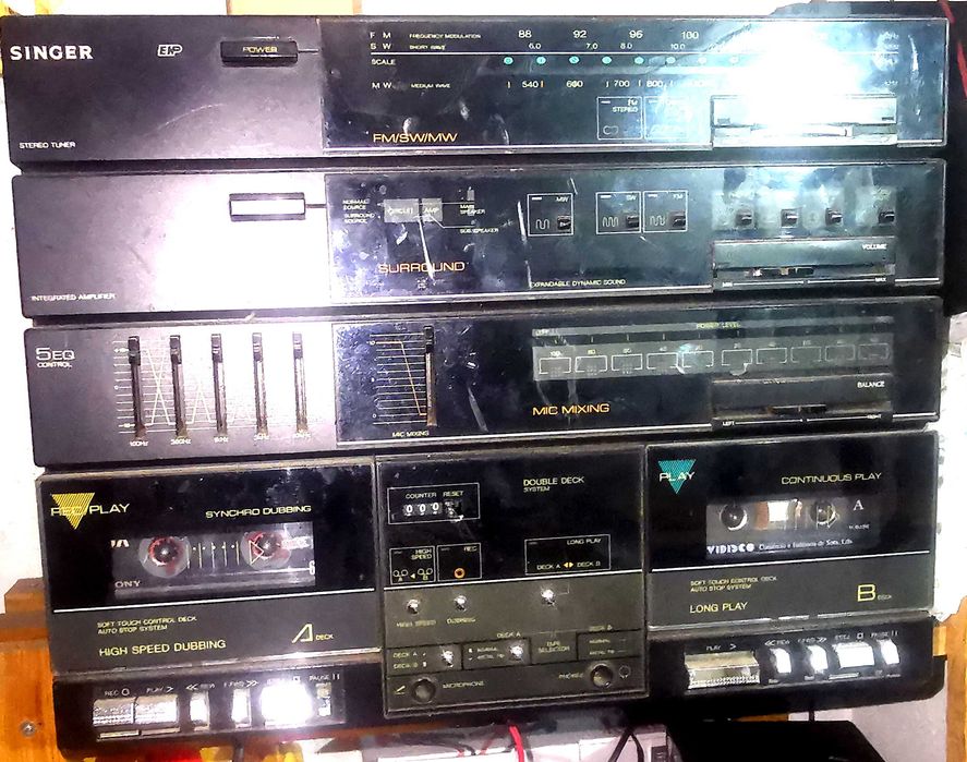 Aparelhagem de som SINGER com giradiscos ,cassete e rádio e 2 colunas