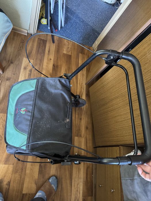 Chodzik z wozkiem sklepowym i hamulcem recznym