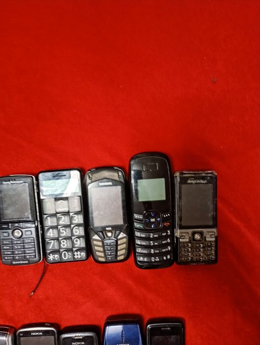 Telefony z ładowarkami sprawne i uszkodzone