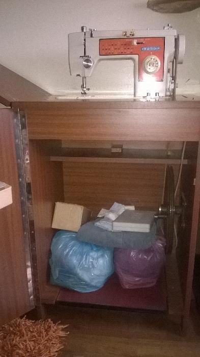 Máquina costura Mellior + móvel + utensílios diversos