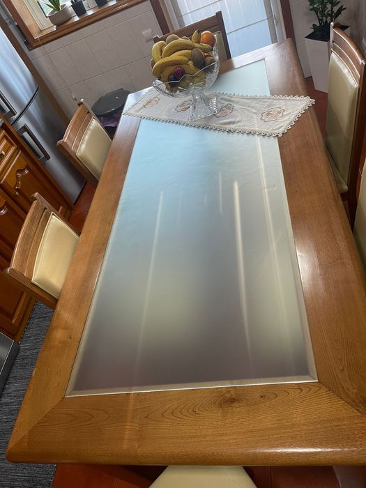 Vendo mesa com 6 cadeiras