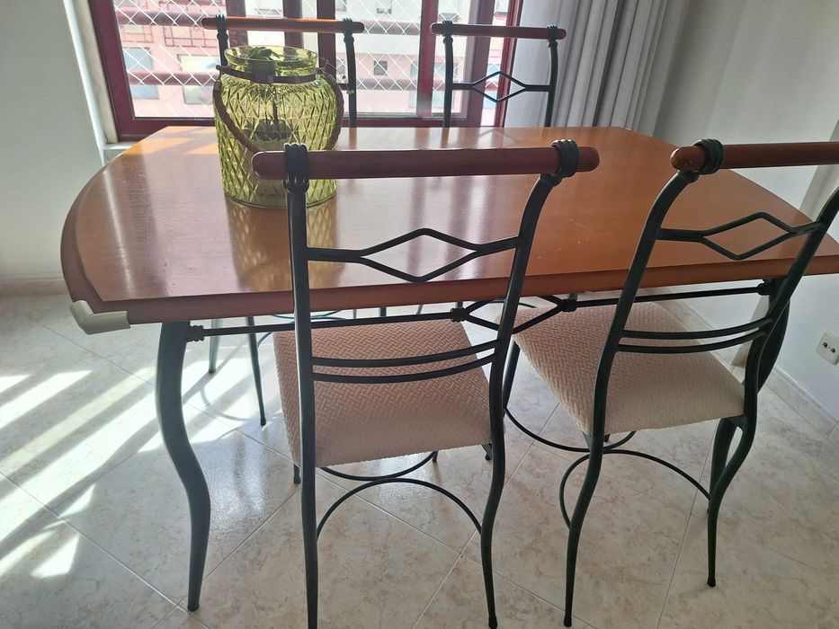 Movel sala mais cristaleira, mesa e quatro cadeiras