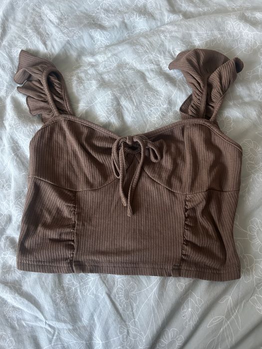 Brazowy top.